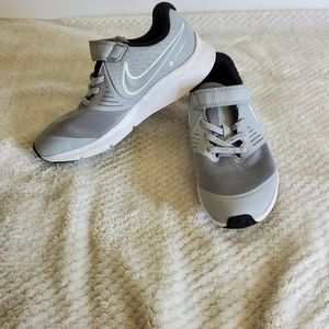 Boys Nike Star Runner 2.0 sneaker Size 2 youth